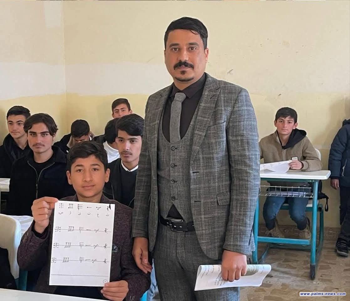 أستاذ عراقي يتطوع لتعليم المسمارية بطريقة مبتكرة